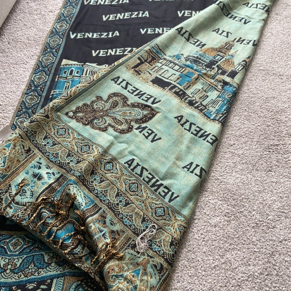 Authentic Italian Shawl/Scarf - Picture 4 of 6